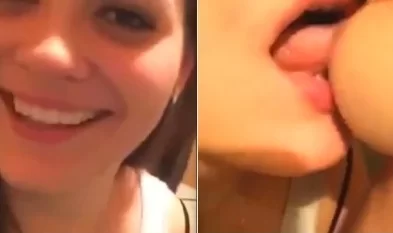 Девушка сосет подруге соски на вписке у друзей