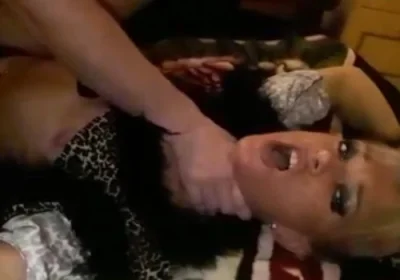 Клиент жестко ебет проститутку Яну Дакову aka Яну Гой, отодвигает трусики, сжимает ей горло и с наслаждением плюёт в рот