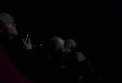 Лиза Лпшка делает парню минет в кинотеатре на заднем ряду