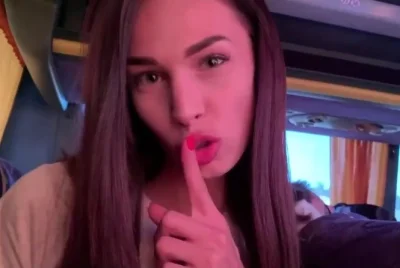 Похотливая девушка не удержалась и отсосала парню на заднем сиденье автобуса